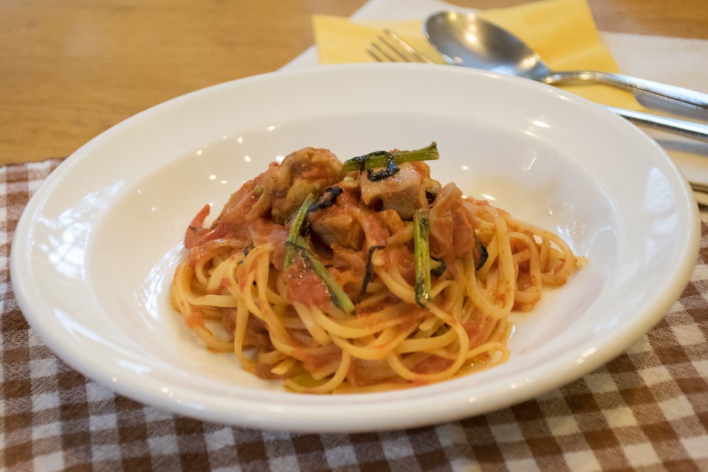 11月限定パスタ「鶏肉のトマト煮込みソース」